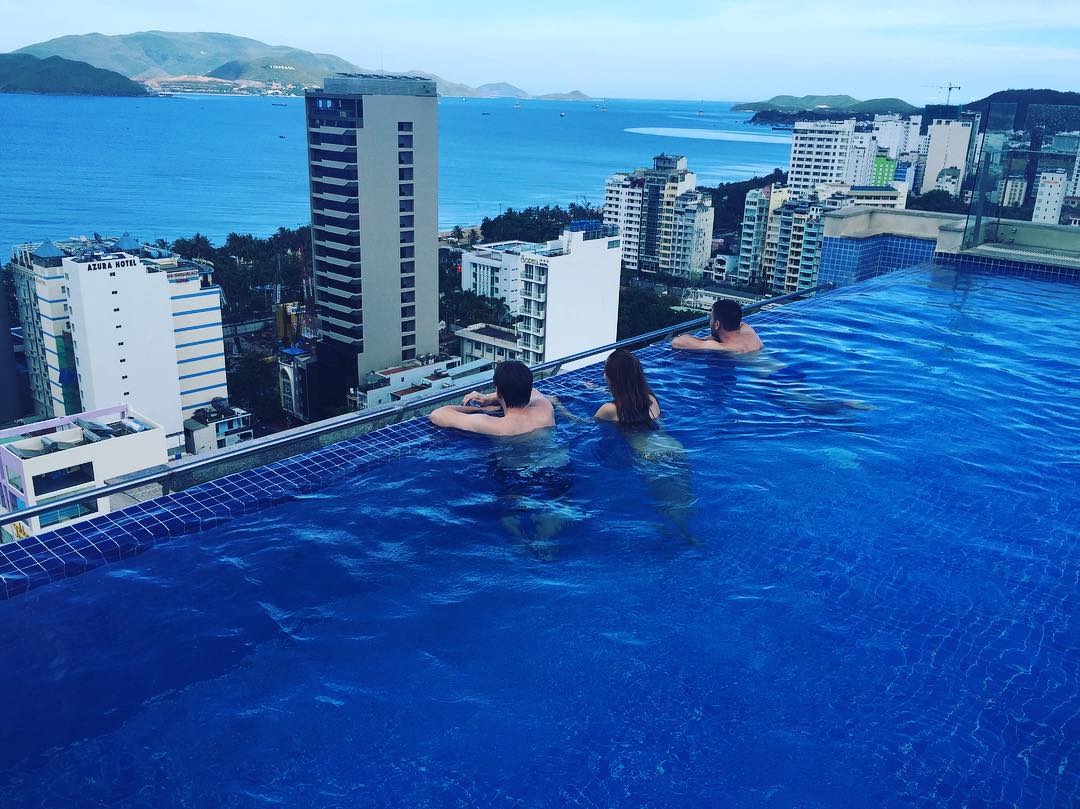 4 bể bơi vô cực ở Việt Nam có view trên cao tuyệt đẹp - Du lịch Việt Nam - Bể bơi ở A La Carte Bể bơi ở Rosaka Bể bơi ở Topas Ecolodge Bể bơi ở Victoria Núi Sam Lodge bể bơi vô cực ở Việt Nam hồ bơi tràn bờ 4 bể bơi vô cực ở Việt Nam có view trên cao tuyệt đẹp - Du lịch Việt Nam - Bể bơi ở A La Carte Bể bơi ở Rosaka Bể bơi ở Topas Ecolodge Bể bơi ở Victoria Núi Sam Lodge bể bơi vô cực ở Việt Nam hồ bơi tràn bờ
